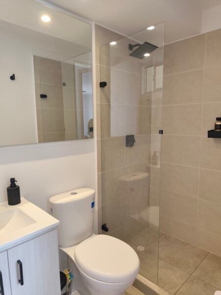 Se arrienda apto de 1 habitación piso 4 (no amoblado)