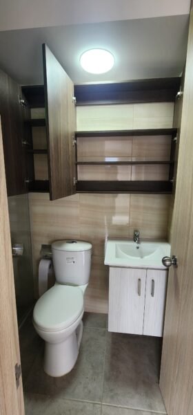 Arriendo Apartamento piso 5 Torre 2- Vista Exterior con Parqueadero descubierto y Bicicletero en cuarto bajo seguridad.