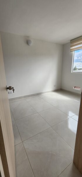 Arriendo Apartamento piso 5 Torre 2- Vista Exterior con Parqueadero descubierto y Bicicletero en cuarto bajo seguridad.