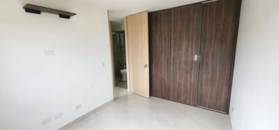 Arriendo Apartamento piso 5 Torre 2- Vista Exterior con Parqueadero descubierto y Bicicletero en cuarto bajo seguridad.