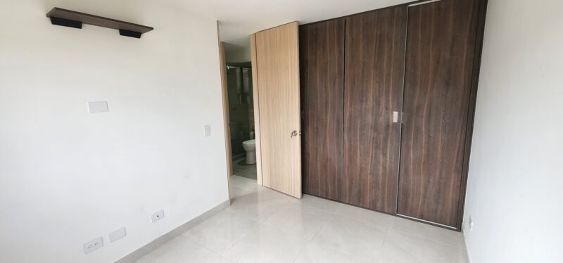 Arriendo Apartamento piso 5 Torre 2- Vista Exterior con Parqueadero descubierto y Bicicletero en cuarto bajo seguridad.