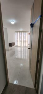 Arriendo Apartamento piso 5 Torre 2- Vista Exterior con Parqueadero descubierto y Bicicletero en cuarto bajo seguridad.