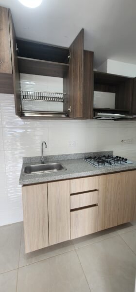 Arriendo Apartamento piso 5 Torre 2- Vista Exterior con Parqueadero descubierto y Bicicletero en cuarto bajo seguridad.