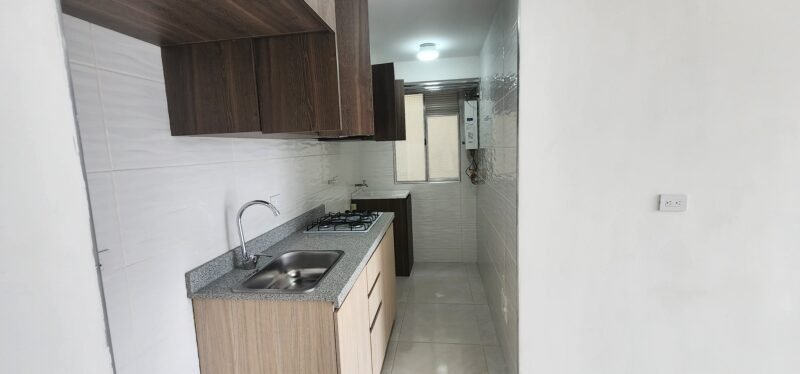 Arriendo Apartamento piso 5 Torre 2- Vista Exterior con Parqueadero descubierto y Bicicletero en cuarto bajo seguridad.