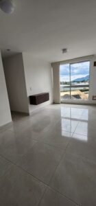 Arriendo Apartamento piso 5 Torre 2- Vista Exterior con Parqueadero descubierto y Bicicletero en cuarto bajo seguridad.