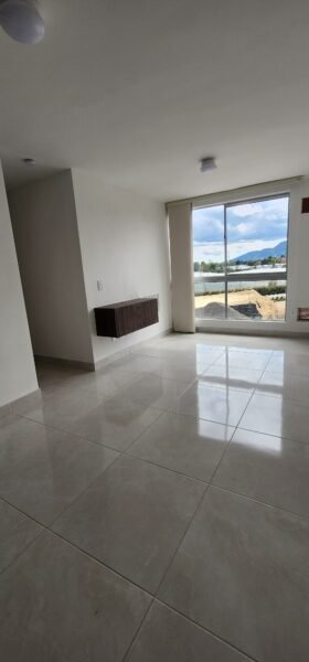 Arriendo Apartamento piso 5 Torre 2- Vista Exterior con Parqueadero descubierto y Bicicletero en cuarto bajo seguridad.